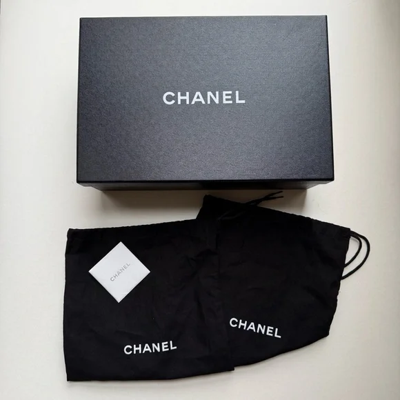 CHANEL Quilted Pink
Interlocking CC Logo T-Strap Sandals
Goatskin Size 38 - Picture 3 of 13